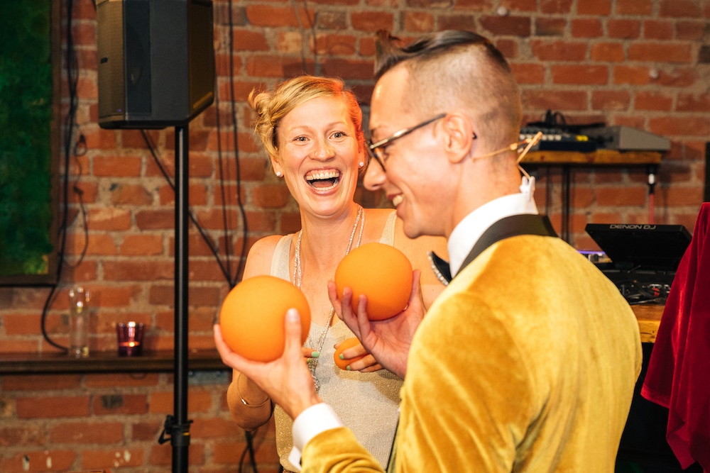 Bauchredner und Zauberer fuer die Geburtstagsfeier Humorvolle Magie für Hochzeit, Firmenfeier, Geburtstag, Weihnachtsfeier oder Jugendweihe