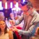 Zauberei zwischen den Gästen Deutschland buchen für kurzweilige Unterhaltung bei der Hochzeit