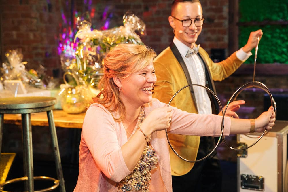 Zauberer Tim Stüdemann verzaubert Brautpaar und Hochzeitsgäste in Nürnberg mit einer emotionalen und humorvollen Darbietung – ein unvergessliches Highlight voller Magie