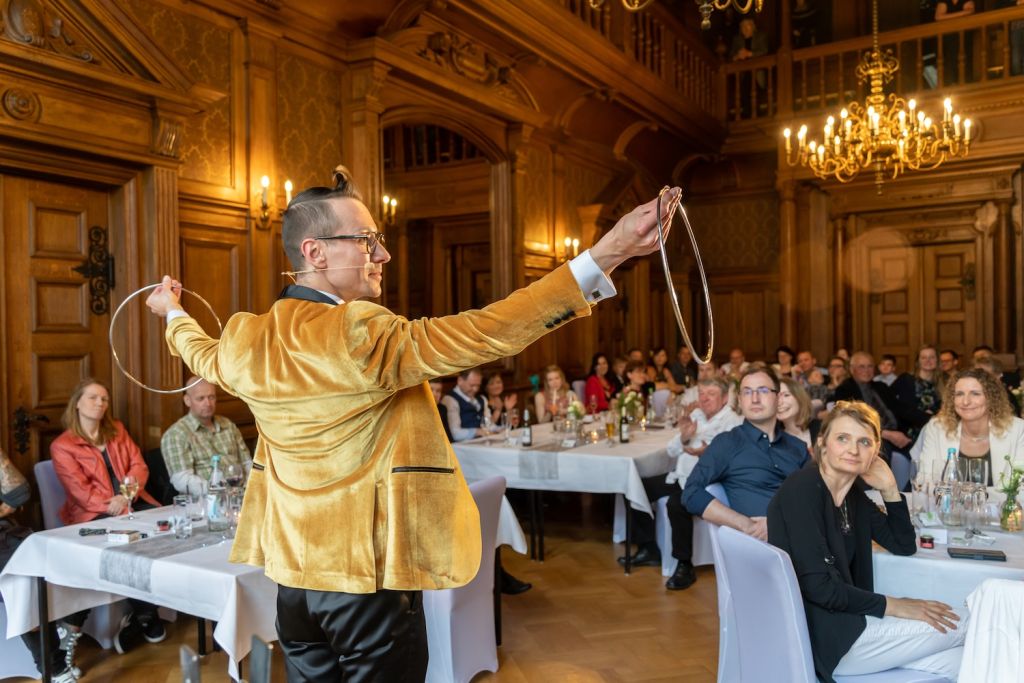 Geschenk Idee für die silber Hochzeit . Künstler für die Unterhaltung als Geschenk