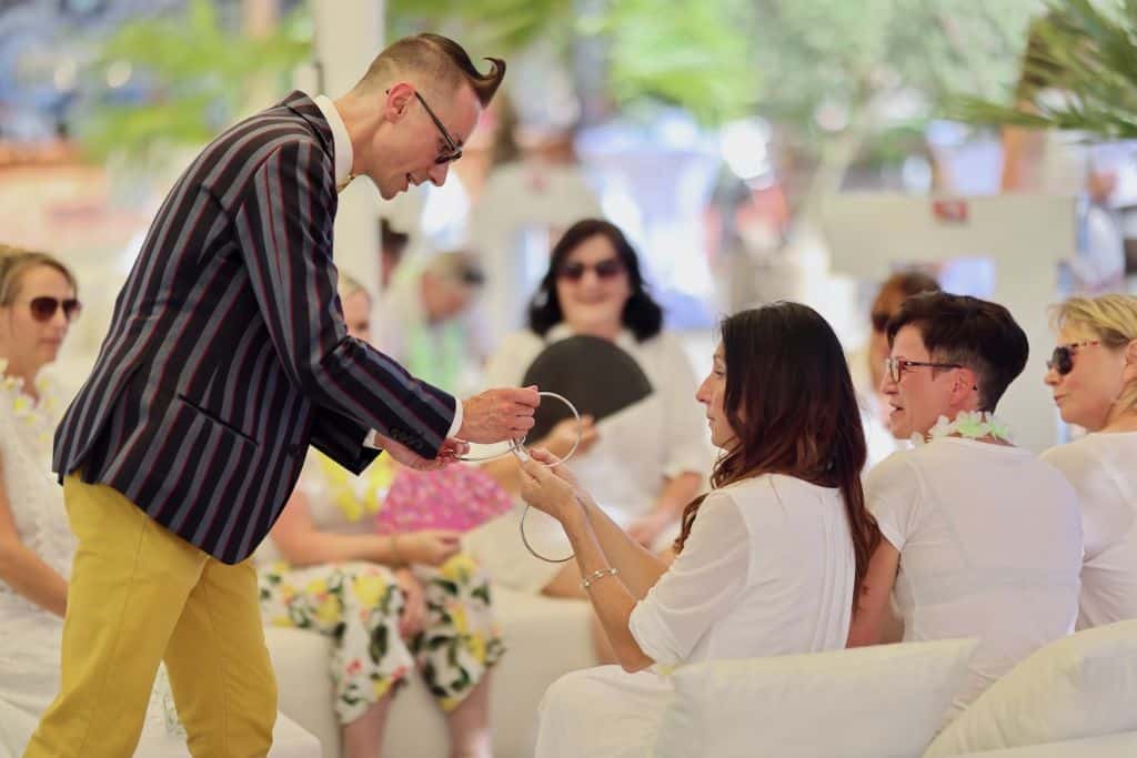 Zauberer aus Augsburg bei einer Hochzeit, die Gäste sind begeistert und staunen über die Zaubertricks